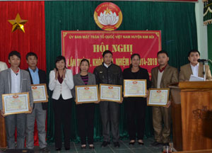 Lãnh đạo Ủy ban MTTQ huyện Kim Bôi trao giấy khen cho các tập thể có thành tích xuất sắc trong công tác mặt trận huyện năm 2015. 

 

